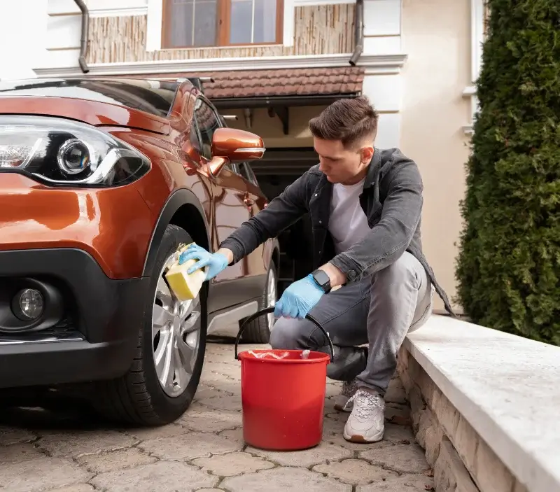 Lavage auto à domicile Aynac : professionnel intervenant sur un véhicule